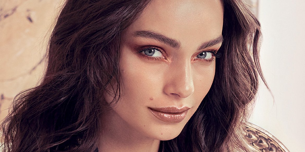 Luma Grothe - Markenbotschafterin von L'Oréal Paris mit Rouge Signature Lippenstift